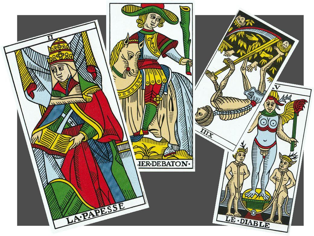Cartas de tarot del mazo de Marseille con fondo gris