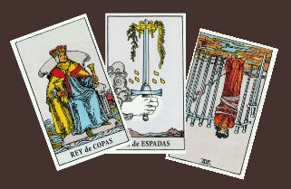 Tirada de tarot de una mujer con chantaje emocional