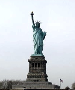 La Estatua de la libertad con su entorcha y un libro